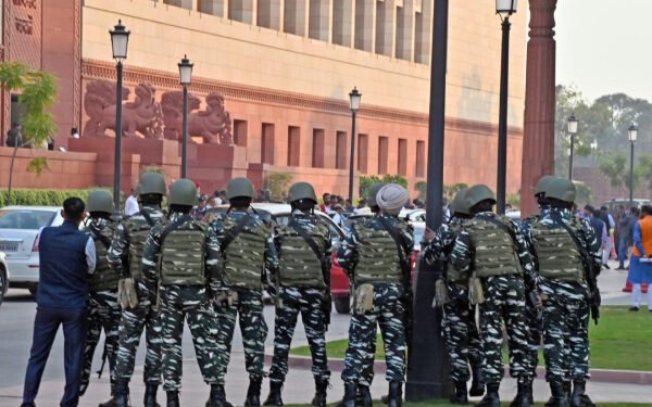 நாடாளுமன்ற வளாகத்துக்குள் சுவர் ஏறி குதித்தவரால் பரபரப்பு