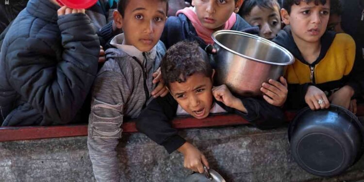 காசாவில் 56 மனிதாபிமான உதவி பணியாளர்கள் உயிரிழப்பு