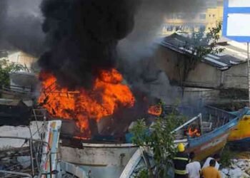 காலி மீன்பிடி துறைமுகத்தில் தீப்பிடித்து எரிந்த படகுகள்