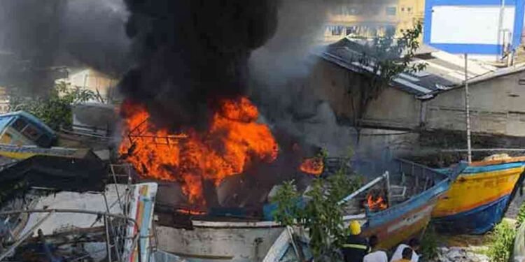காலி மீன்பிடி துறைமுகத்தில் தீப்பிடித்து எரிந்த படகுகள்