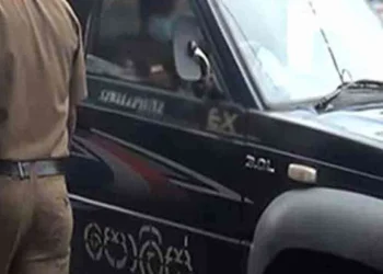 பொலிஸ் பொறுப்பதிகாரியை மோதித் தள்ளிய வேன்