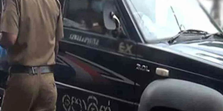 பொலிஸ் பொறுப்பதிகாரியை மோதித் தள்ளிய வேன்