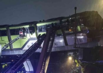 அந்தரத்தில் சிக்கிய 582 பயணிகள்!