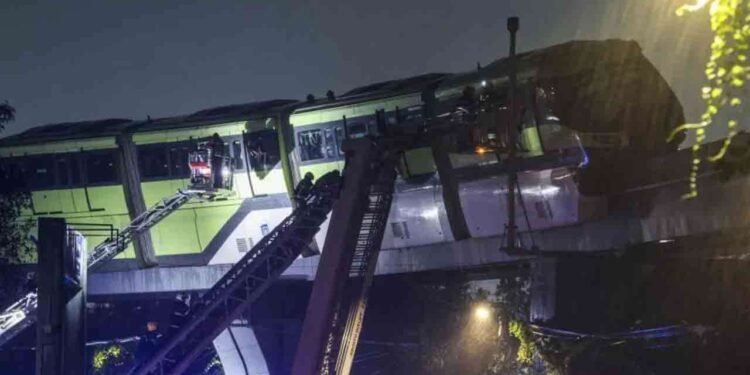 அந்தரத்தில் சிக்கிய 582 பயணிகள்!