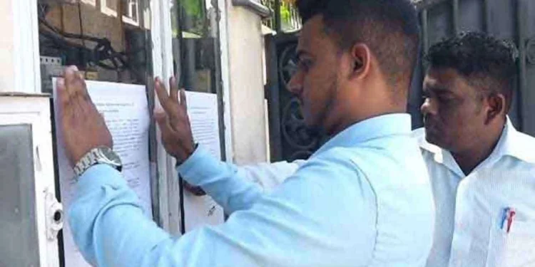 ராஜித்தவின் வீட்டில் ஒட்டப்பட்ட அறிவித்தல்