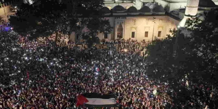 காசா ஆக்கிரமிப்புக்கு எதிராக இஸ்ரேலில் ஆர்ப்பாட்டம்