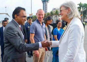 நாடு திரும்பினார் அவுஸ்திரேலிய ஆளுநர் நாயகம்