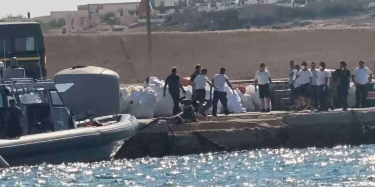 இத்தாலி அருகே அகதிகள் படகு கவிழ்ந்து விபத்து – 26 பேர் உயிரிழப்பு