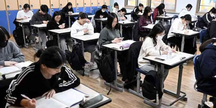 பாடசாலையில் மாணவர்கள் தொலைபேசி பயன்படுத்த தடை