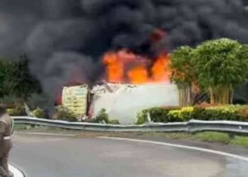 தெற்கு அதிவேக வீதியில் தீப்பற்றிய லொறி