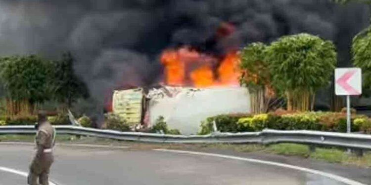 தெற்கு அதிவேக வீதியில் தீப்பற்றிய லொறி