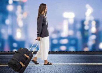 பயணிப் பொதியில் 2வயது குழந்தையை கடத்திய பெண் கைது