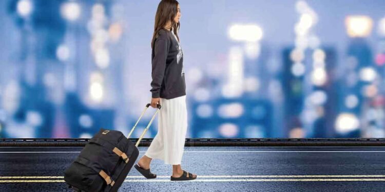 பயணிப் பொதியில் 2வயது குழந்தையை கடத்திய பெண் கைது