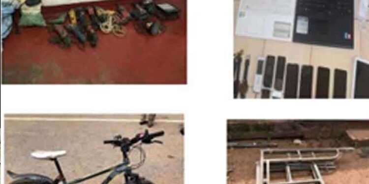 திருட்டு பொருட்களுடன் சிக்கிய சந்தேக நபர்கள்