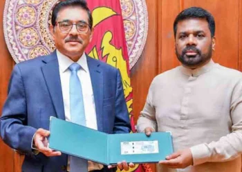 2,000 ரூபாய் புதிய நினைவு நாணயத் தாள் ஜனாதிபதியிடம் கையளிப்பு