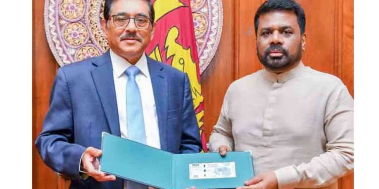 2,000 ரூபாய் புதிய நினைவு நாணயத் தாள் ஜனாதிபதியிடம் கையளிப்பு