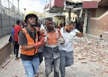 காசா மீதான இஸ்ரேலின் தாக்குதலில் ஊடகவியலாளர்கள் உள்ளிட்ட 15 பேர் பலி