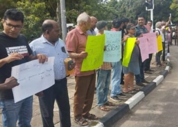 ஊடகவியலாளர்கள் அச்சுறுத்தப்படுவதற்கு எதிராக கொழும்பில் போராட்டம்