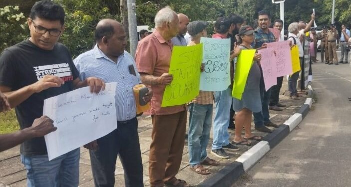 ஊடகவியலாளர்கள் அச்சுறுத்தப்படுவதற்கு எதிராக கொழும்பில் போராட்டம்