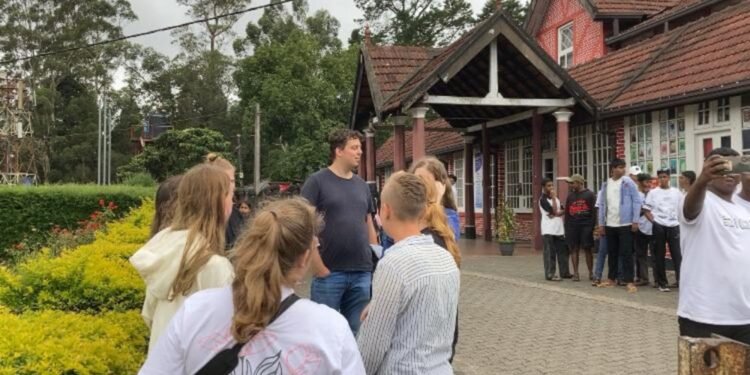 குட்டி லண்டனில் அலைமோதும் சுற்றுலாப் பயணிகள்