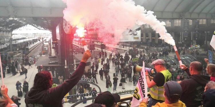 பிரான்ஸில் புதிய அரசு பதவி​யேற்​க எதிர்ப்பு