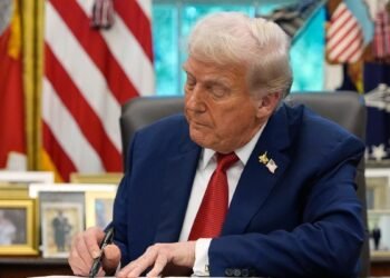 ட்ரம்பின் அடுத்த தாக்குதல்: இந்திய மருந்துகள் இறக்குமதிக்கு 100% வரி