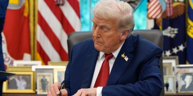 ட்ரம்பின் அடுத்த தாக்குதல்: இந்திய மருந்துகள் இறக்குமதிக்கு 100% வரி