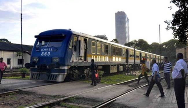 ரயிலுக்கு அடியில் சிக்கிய பெண் வைத்தியசாலையில் அனுமதி!