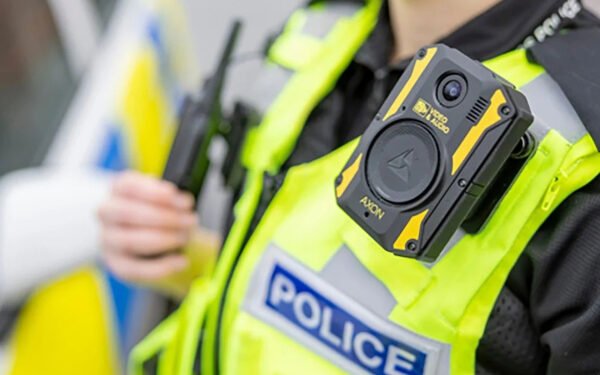 வெளிநாட்டுப் பெண்ணின் உயிரை காப்பாற்றிய இலங்கை பொலிஸார்