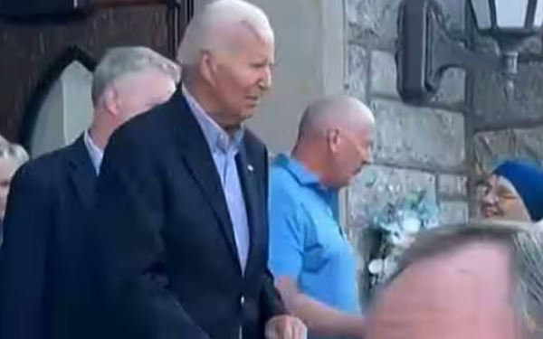 தலையில் பெரிய தழும்புடன் அமெரிக்காவின் முன்னாள் ஜனாதிபதி