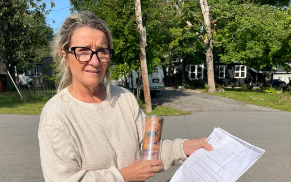 கனடாவில் தாம் உயிருடன் இருப்பதை நிரூபிக்க போராடும் பெண்