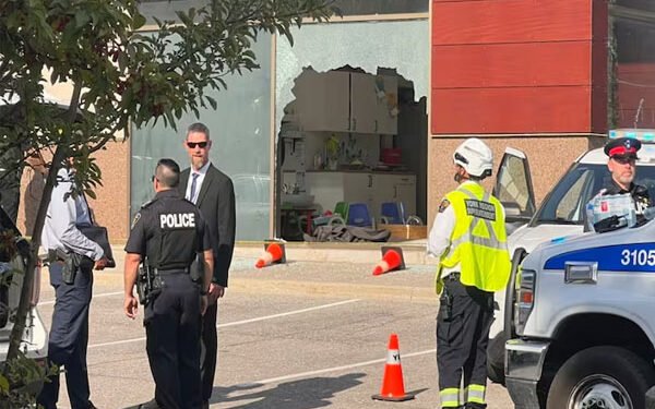 கனடாவில் குழந்தைகள் காப்பகத்துக்குள் பாய்ந்த கார்: