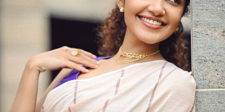 ரசிகர்களை கவரும் நடிகை அனுபமா பரமேஸ்வரனின் லேட்டஸ்ட் போட்டோஷூட்..