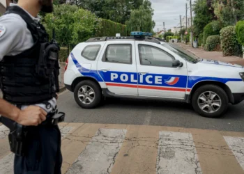 பிரான்ஸில் பாடசாலை அருகே கோடரியுடன் சென்றவர் சுட்டுக்கொலை