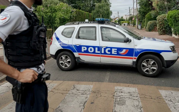 பிரான்ஸில் பாடசாலை அருகே கோடரியுடன் சென்றவர் சுட்டுக்கொலை