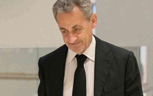 பிரான்ஸின் முன்னாள் ஜனாதிபதி நிக்கோலஸ்க்கு 5 ஆண்டுகள் சிறைத்தண்டனை