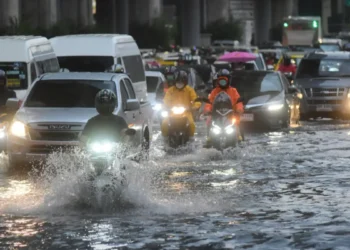 ரகசா புயல் ; இருளில் மூழ்கிய 5 லட்சம் வீடுகள்!