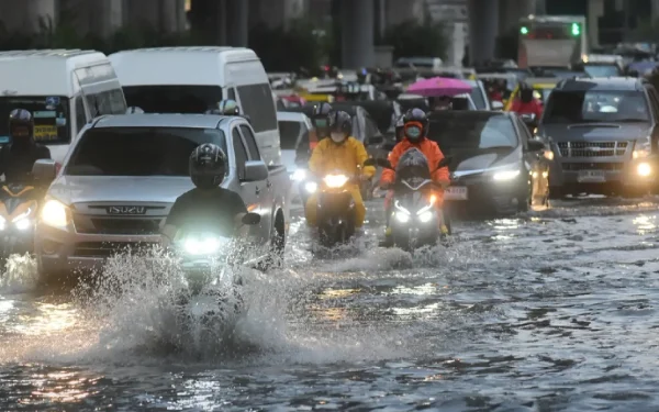 ரகசா புயல் ; இருளில் மூழ்கிய 5 லட்சம் வீடுகள்!