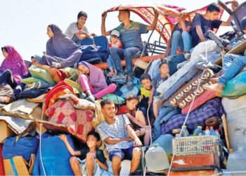 காசா மீதான இஸ்ரேலின் படையெடுப்பு தீவிரம் – மக்கள் கூட்டம் கூட்டமாக வெளியேற்றம்