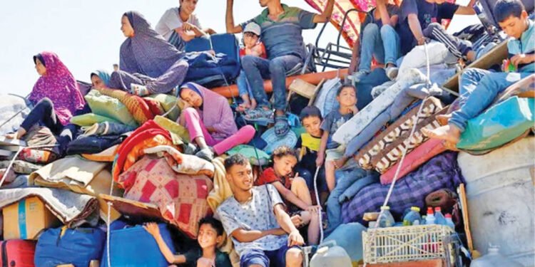 காசா மீதான இஸ்ரேலின் படையெடுப்பு தீவிரம் – மக்கள் கூட்டம் கூட்டமாக வெளியேற்றம்