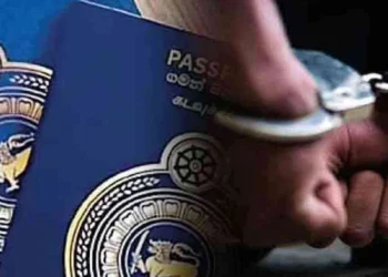 சட்டவிரோதமாக பல கடவுச்சீட்டுகளை வைத்திருந்த இருவர் கைது