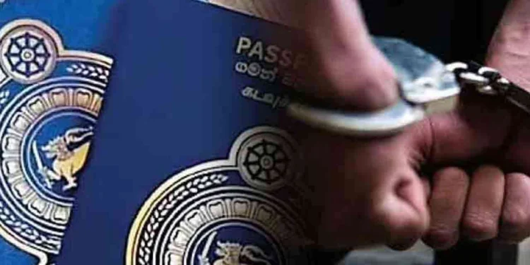 சட்டவிரோதமாக பல கடவுச்சீட்டுகளை வைத்திருந்த இருவர் கைது