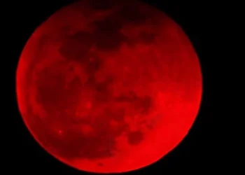 அரிய வகை பூரண சந்திர கிரகணம்!