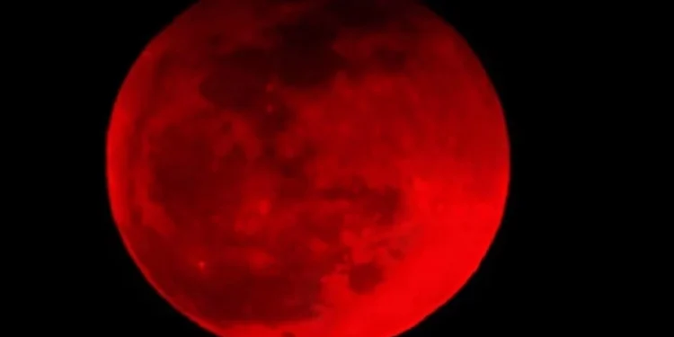 அரிய வகை பூரண சந்திர கிரகணம்!