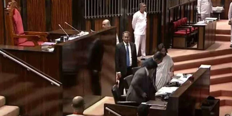 ஜனாதிபதியின் வரப்பிரசாதங்களை (ரத்து செய்தல்) சட்டமூலம் நிறைவேற்றம்