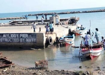 எல்லை தாண்டி கடற்றொழிலில் ஈடுபட்ட 12 பேர் கைது!