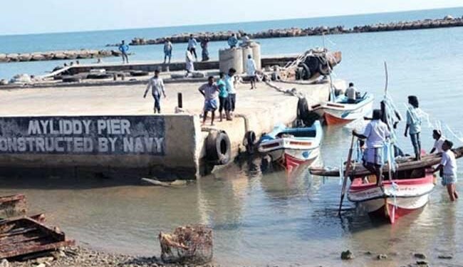 எல்லை தாண்டி கடற்றொழிலில் ஈடுபட்ட 12 பேர் கைது!