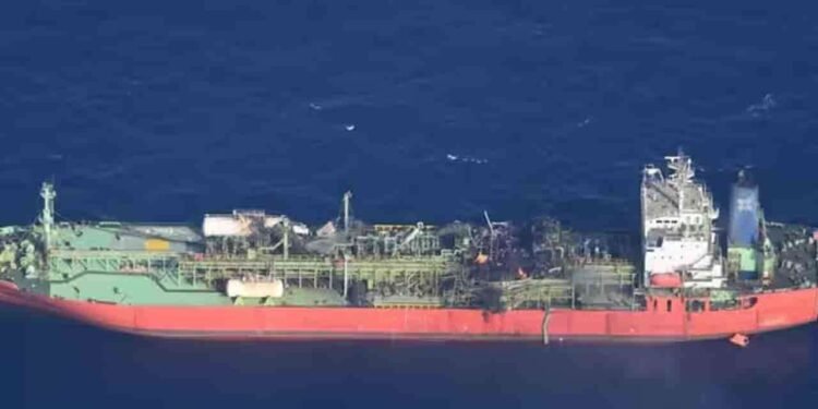 நடுக்கடலில் தீப்பற்றிய எரிபொருள் கப்பல்