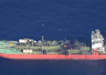 நடுக்கடலில் தீப்பற்றிய எரிபொருள் கப்பல்