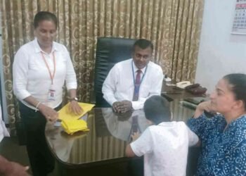 பிரித்தானிய பெண்ணின் கண்ணீரை துடைத்த பெண் பொலிஸ் அதிகாரிகள்